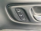 運転席ドアには、2名分のドライビングポジションを記憶できるメモリースイッチを装備。乗るたびにシート位置を簡単に呼び出せます。