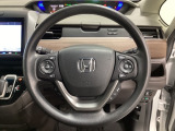 ハンドルにHondaセンシング系のクルーズコントロールやレーンキープアシストなどのスイッチと、オーディオの操作スイッチが装備されています。ハンドルから手を離さず安全に操作できます。