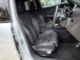 シートはホールド性も高く快適な運転をサポートします。シート材質はアルカンタラアンドテップレザー