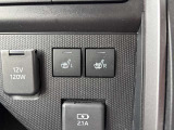 【シートヒーター】座席の内蔵ヒーターで身体を直接温める機能。エアコンより早く温まり、冬の車内でも即座に快適です。エンジンの温まりを待たずに済むため、寒い朝の始動直後に重宝される必須の快適装備です。