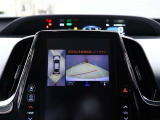 パノラミックビューモニター付きです。車両を上から見たような映像をディスプレイオーディオ画面に表示。運転席からの目視だけでは見にくい、車両周辺の状況をリアルタイムでしっかり確認できます。
