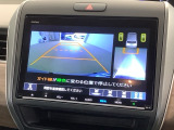 リバースギアに入れるだけで後方の表示へ切り替わります。夜間や雨の日の駐車も楽になりますよ。