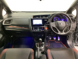 車内は光触媒抗菌消臭施工済です。スタイリッシュなデザインでスポーティなインパネ周りを演出します。グローブボックスやカップホルダーのほかにトレーなどたくさんの収納スペースが付いています。