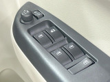 【電動格納ミラー】サイドミラーは電動格納式となっており、狭い駐車場でもキズがつくリスクを抑えられます。