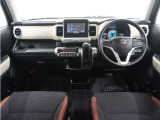 視界広々で運転しやすくロングドライブでも疲れを感じさせないすっきりとまとまったインパネ周りです。