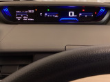 デジタル表示のスピードメーターとタコメーターを大きく配した見やすいメーター部になっています。左側のインフォメーション画面でオドメーターや燃費などの情報を確認できます。