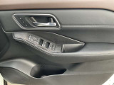 運転席のドアには全席操作可能なパワーウィンドウスイッチを装備。
