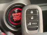【Hondaスマートキー】カバンやポケットに入れたままでもドアの施錠・解錠が可能なスマートキーを装備。エンジンのオン・オフ時もカギを取り出す必要が無いからとっても便利です♪