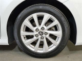 タイヤサイズは216/55R17です。アルミホイールはシルバー塗装になります。