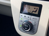 【オートエアコン】一度お好みの温度に設定すれば、車内の温度を検知し風量や温度を自動で調整。暑い&hellip;寒い&hellip;と何度もスイッチ操作をする必要はありません。快適な車内空間には必須の機能ですね♪