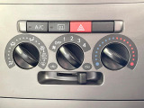 寒い冬も暑い夏も全席に快適な空調を届けてくれる、ダイヤル式エアコンを装備♪