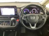 【ハンドル】運転にかかわる様々な操作を安全に行えるように視点移動が少なく操作性に配慮されたスイッチ類が凝縮されたコックピットです。