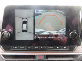 リバースギア連動のバックカメラが付いています。画面に鮮やかに写りますので夜間や雨の日も安心してバックできますね。人気装備の一つです。