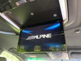 【フリップダウンモニター】大画面モニターで後席でもエンタメをお楽しみいただけます。小さなお子様にも大人気の装備です♪