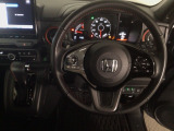 【ハンドル】運転にかかわる様々な操作を安全に行えるように視点移動が少なく操作性に配慮されたスイッチ類が凝縮されたコックピットです。