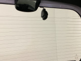 後方にもドライブレコーダーのカメラが付いています。前後両方でお車の周りを監視・記録いたします。