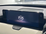 【12.3インチマツダコネクト】車内の雰囲気にマッチした大型ディスプレイ。スマホ接続でのナビ使用やBluetooth再生等、様々な機能が楽しめます。直感的なダイヤル操作が可能で、使い勝手も良好です。