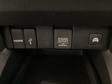 アクセサリーソケットはUSBのアダプターなどをつければ、スマホの充電にも使えます。横にはナビゲーション用の外部入力可能なUSB端子やHDMI端子がついており、周辺には物が置けるトレーがついています。