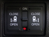 運転席からもスライドドアをボタン操作でスピーディーに開閉できます!またスマートキーでも操作できるので便利です。