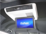 ◆後席フリップダウンモニター装備車◆お出かけ時の渋滞、お子様や同乗者の方が退屈しません。ドライバーは運転に集中できます!
