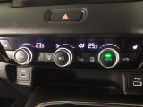 【左右独立オートエアコン】左右席で独立温度コントロールが可能です。運転席はキンキンに冷やして助手席はマイルドにと言った設定が可能です☆暑さ寒さでケンカすることもなくなりますね♪