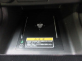 置くだけでワイヤレスで充電可能です。
