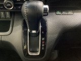 CVT車のセレクトレバーです。低速から高速まで、変速ショックのないスムーズな走りを実現するとともに、エンジン効率のよい領域を維持することで燃費にも貢献します。