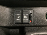 リアドアは乗り降りに便利な両側電動スライドドアです。また運転席に座っていながらスイッチ操作で自在にスライドドアを開け閉めできます。