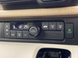 【オートエアコン】一度お好みの温度に設定すれば、車内の温度を検知し風量や温度を自動で調整。暑い&hellip;寒い&hellip;と何度もスイッチ操作をする必要はありません。快適な車内空間には必須の機能ですね♪