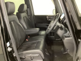 女性でも運転がしやすいように、シートの高さ調整機能(シートリフター)がついています。運転席と助手席の間が空いている為、助手席側への移動がスムーズです。交通量の多い道でも助手席側から乗り降りができます。