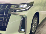 【LEDヘッドライト】悪天候や夜間走行時も良好な視界を確保し安心して運転できる高輝度LEDヘッドライトを装備!点灯速度が早く、消費電力も抑えられています。