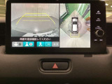 マルチビューカメラシステム搭載車です。お車の周囲を全方位でカバーします。後方・前方・両脇と、コンディションが悪い視界でもカラーモニターに映し出した映像がドライバーをサポートします。