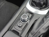 マツダコネクトを操作するコマンダーコントロールです。運転中に自然と手の触れる位置に配置されています。