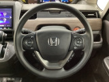 ハンドルにHondaセンシング系のクルーズコントロールやレーンキープアシストなどのスイッチと、オーディオの操作スイッチが装備されています。ハンドルから手を離さず安全に操作できます。
