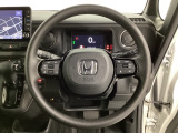 オーディオのチャンネル変更やボリュームなどの操作スイッチの他に、レフトセレクターホイールがついています。中央部を指先で上下に動かすことで、マルチインフォメーション・ディスプレイの各表示が確認できます。