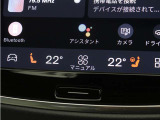 フロントシートには、シートヒーター&シートエアコンに加え、ステアリングホイール・ヒーターも装備。厳寒の地、北欧スウェーデン発祥のブランドならではのアイテムです。シートヒーターは後席にも装備しています。