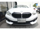 BMWの代名詞の【キドニーグリル】グリルが腎臓のように見えるので【キドニー】と呼ばれるようになりました。一目見ただけでBMWであると認識できる確固たるアイコンとして存在感を放ちます。