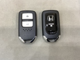 スマートキーを装備しています。鍵を差し込むことなくドアロックの開け閉めと、スタートボタン操作でのエンジンスタートができます。スペアキーも同じものを用意しております。