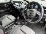 インパネ周りは、MINI伝統のデザインを大切にしながら、円形のセンターディスプレイなどを装備。クラシックな雰囲気と先進的な機能が調和した、洗練されたモダンな空間に仕上がっています。