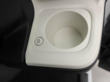 カップホルダーは運転席や助手席からちょうど手の届く位置です!!