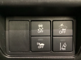 Hondaセンシング用の、VSA(ABS+TCS+横滑り抑制)解除と路外逸脱抑制機能のオンオフスイッチなどはハンドルの右側に装備しています。