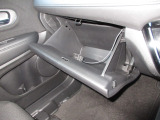 ダッシュボードには、十分な容量の収納BOXがあり、いつもすっきりとした車内、ほしい場所にちょうど良い収納を備えてます。色々しまえて便利ですよ!