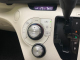 【オートエアコン】一度お好みの温度に設定すれば、車内の温度を検知し風量や温度を自動で調整。暑い&hellip;寒い&hellip;と何度もスイッチ操作をする必要はありません。快適な車内空間には必須の機能ですね♪
