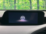 【8.8インチマツダコネクト】車内の雰囲気にマッチした大型のディスプレイ。スマホ接続でのナビ使用やBluetooth再生等、様々な機能が楽しめます。直感的なダイヤル操作が可能で、使い勝手も良好です。