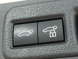【パワーバックドア】スマートキーや運転席のボタンを押すだけでリアゲートが自動で開閉します!荷物を持っている時や、高い位置にあるバックドアを閉める際に便利な機能です♪