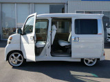 両面スライドドアとなっております!狭い場所に駐車した時に安心して横にスライドして乗り降りできますよ!