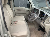 運転席まわりです。実際に座ってみて、乗り心地を体験してみてください,視界も良好です。