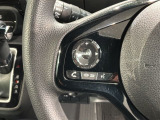 ステアリングにオーディオ操作スイッチが付いています。オーディオ画面に直接タッチしなくても操作が出来ますので、運転に集中できます。