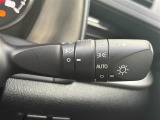【オートライト(AUTO)】外の明るさをシステムが感知して、自動でヘッドライトが点灯します。ヘッドライトをつけ忘れを防ぐ便利機能です。