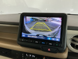 【バックカメラ】運転が苦手な方も車庫入れラクラクです!ギアをリバースに入れれば自動的に切り換わりますので、面倒な操作は不要です♪狭い駐車場もお車を傷つけず安心ですね!